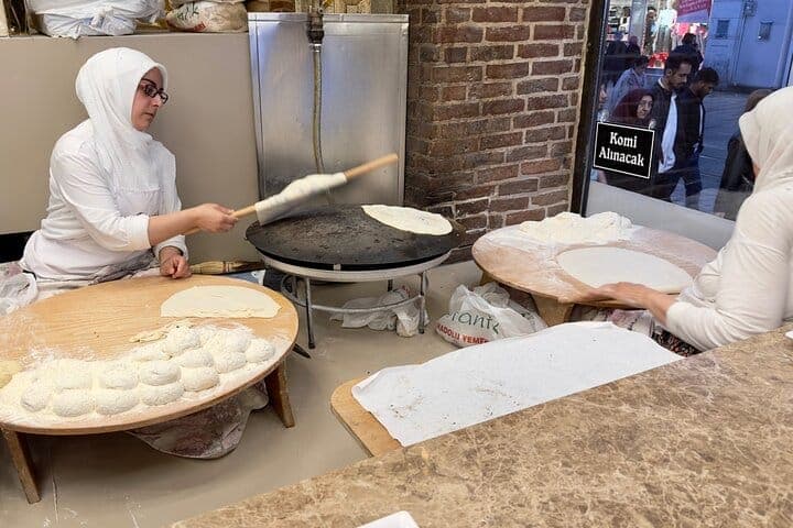 Istanbul Culinary Tour: Local Hotspots and Gourmet Street Foods 