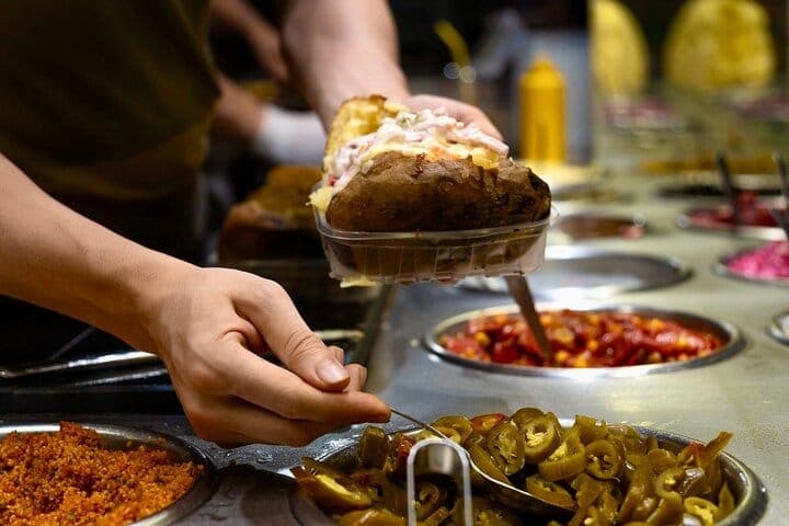 Istanbul Culinary Tour: Local Hotspots and Gourmet Street Foods 