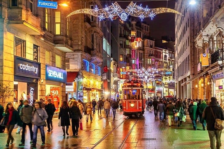 Istanbul Culinary Tour: Local Hotspots and Gourmet Street Foods 