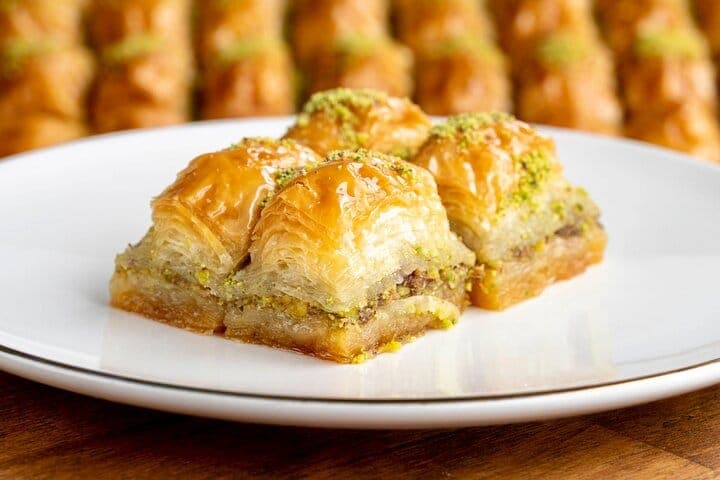 Istanbul Culinary Tour: Local Hotspots and Gourmet Street Foods 