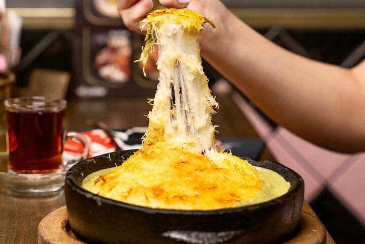 Istanbul Culinary Tour: Local Hotspots and Gourmet Street Foods 