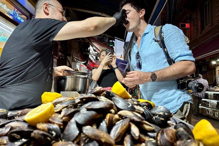 Istanbul Culinary Tour: Local Hotspots and Gourmet Street Foods 