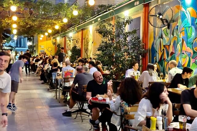 Istanbul Culinary Tour: Local Hotspots and Gourmet Street Foods 