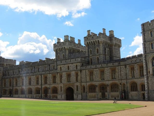 Stonehenge and Windsor Castle Tour from London