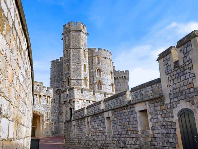 Stonehenge and Windsor Castle Tour from London
