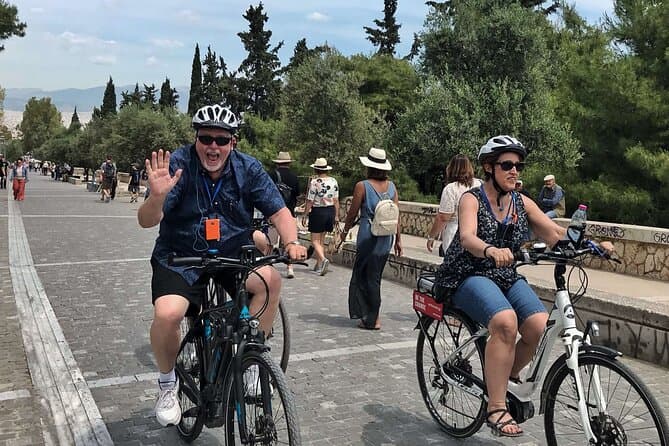 Private Old and new Athens e-bike tour with food tasting