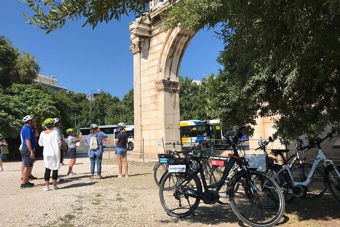Private Old and new Athens e-bike tour with food tasting