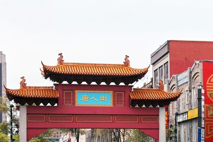 Full-Day Montreal City Tour with Pickup and a Local Taste