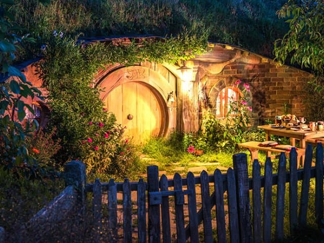Auckland to Rotorua via Hobbiton Small Group Tour (One Way)