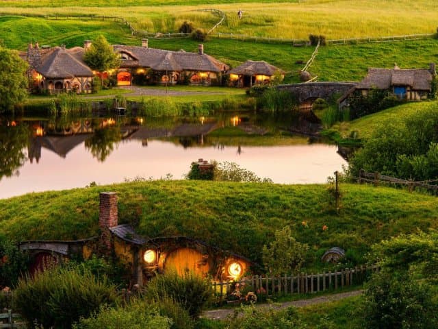 Auckland to Rotorua via Hobbiton Small Group Tour (One Way)