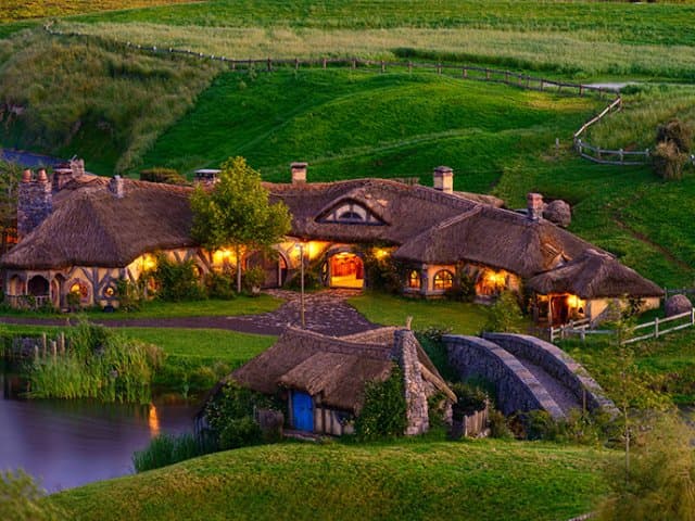 Auckland to Rotorua via Hobbiton Small Group Tour (One Way)