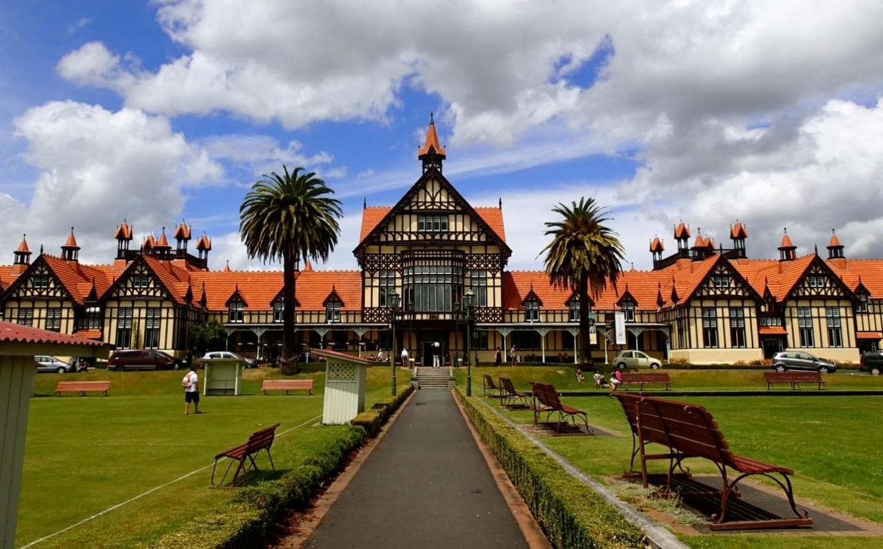 Auckland to Rotorua via Hobbiton Small Group Tour (One Way)