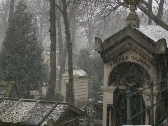 semi-private Pere Lachaise Cemetery Guided Walking Tour