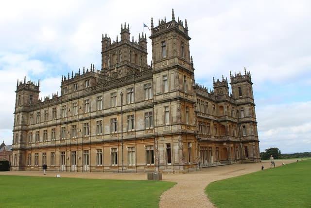 Downton Abbey and Village Small Group Tour