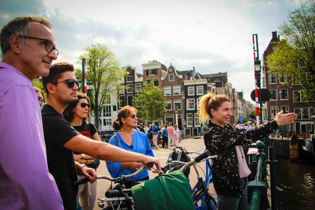 Amsterdam bike tour with canal cruise