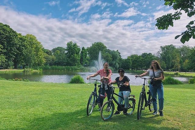 Amsterdam Countryside Bike Tour and one-hour canal cruise