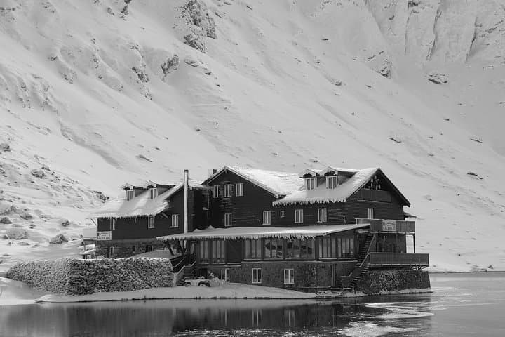 Private Transfagarasan road and Poienari Fortress tour