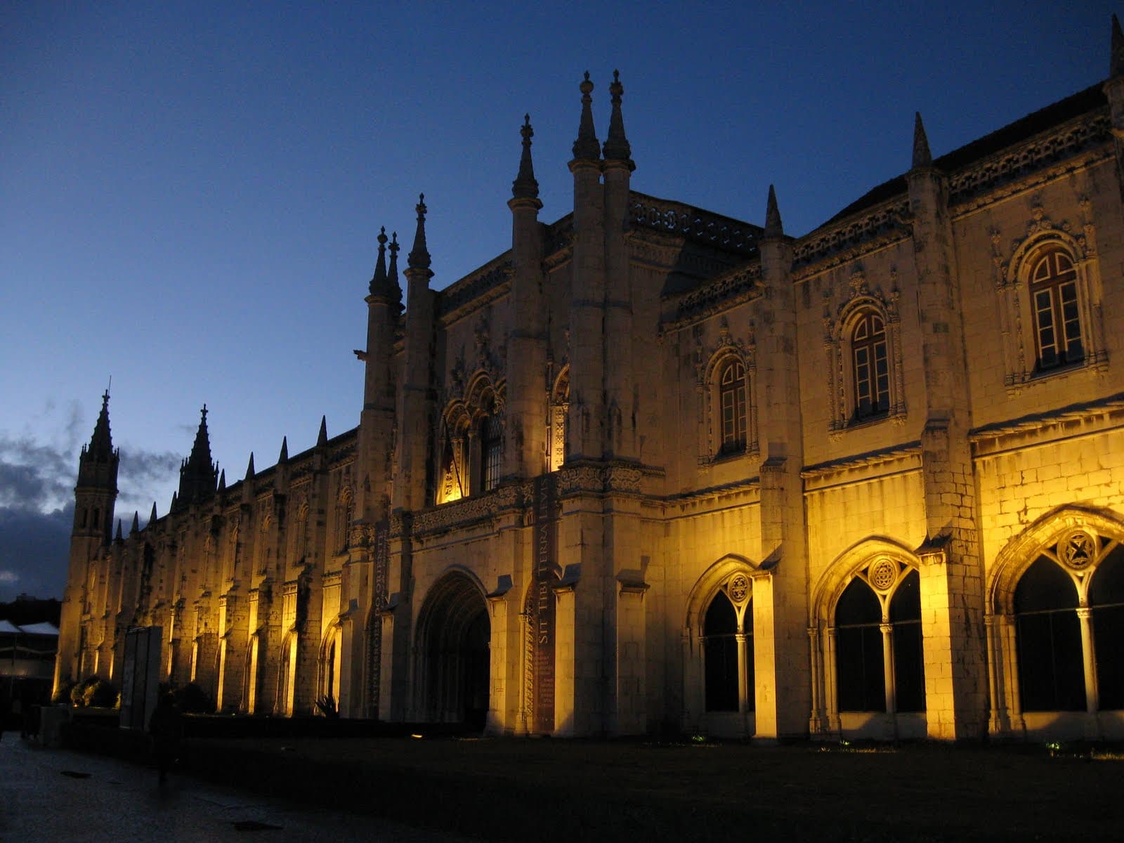 Lisbon Fado night tour with dinner